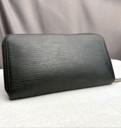 Authentic  LOUIS VUITTON Epi Zippy Wallet Black