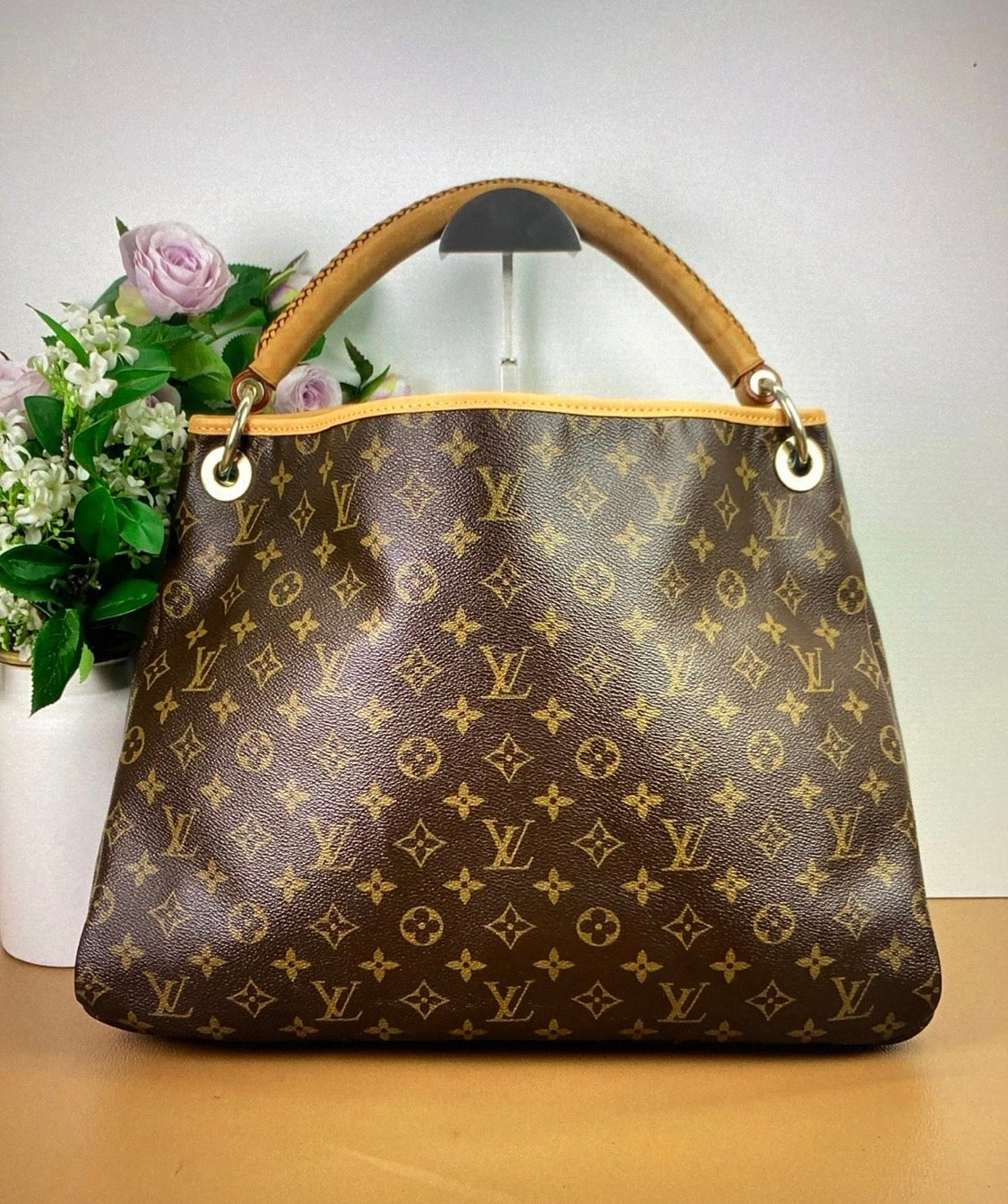 LOUIS VUITTON Artsy MM Hobo Bag