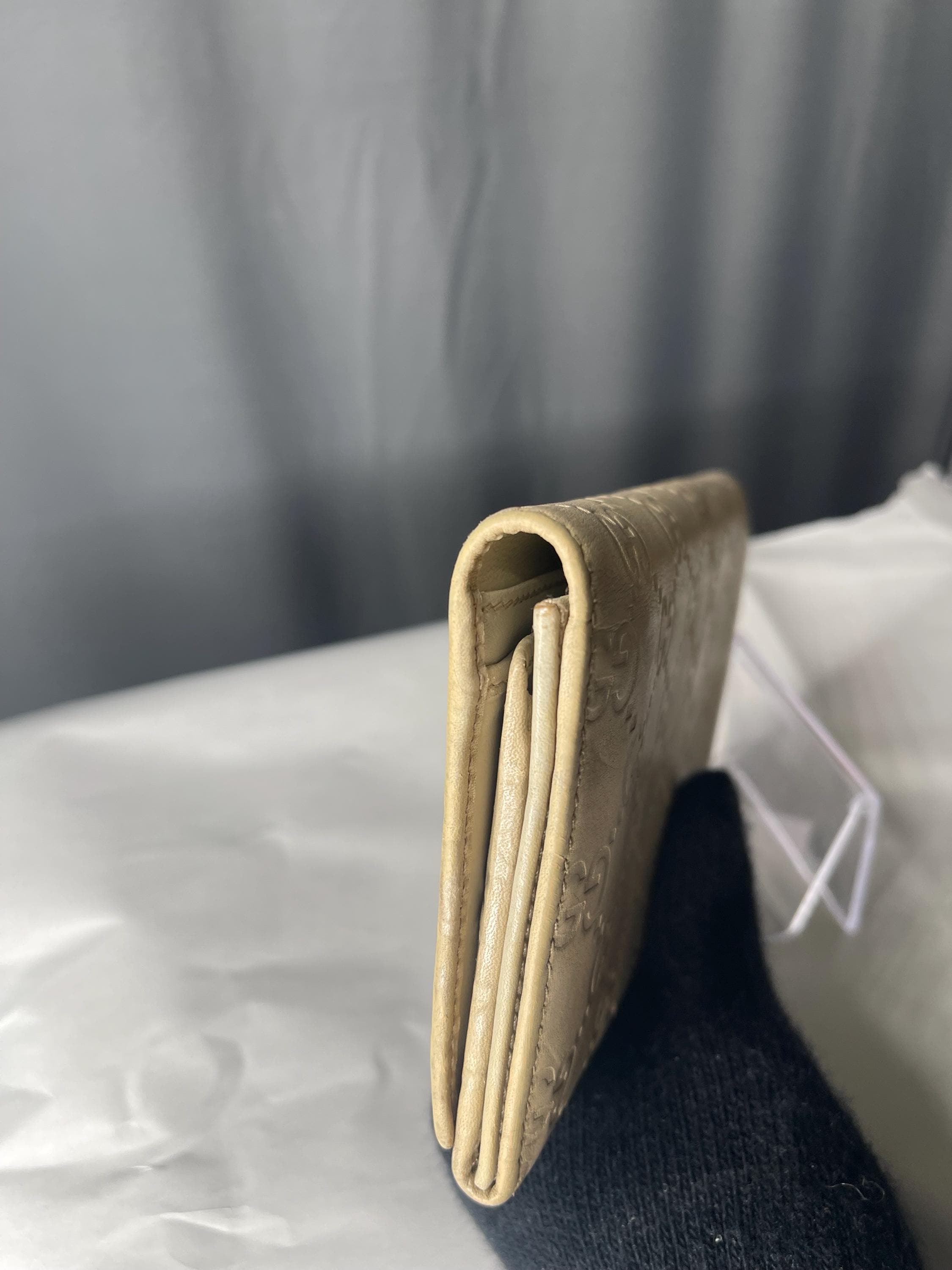 Authentic  GG Gucci Guccissima cream  leather wallet. Option add a silver chain strap.