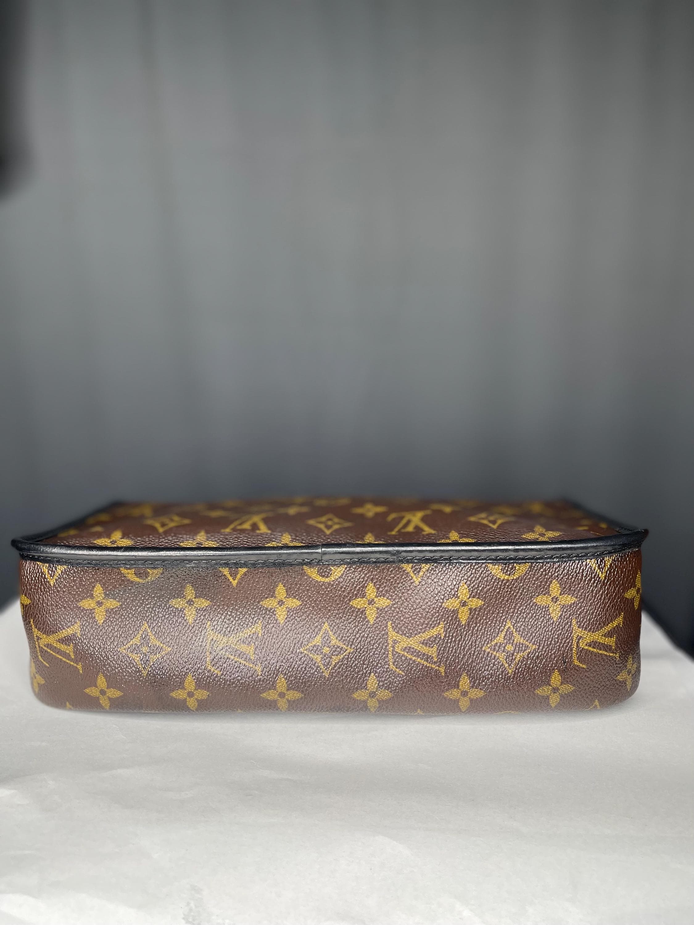 Authentic LOUIS VUITTON  Monogram Sac Gibeciere PM Vintage