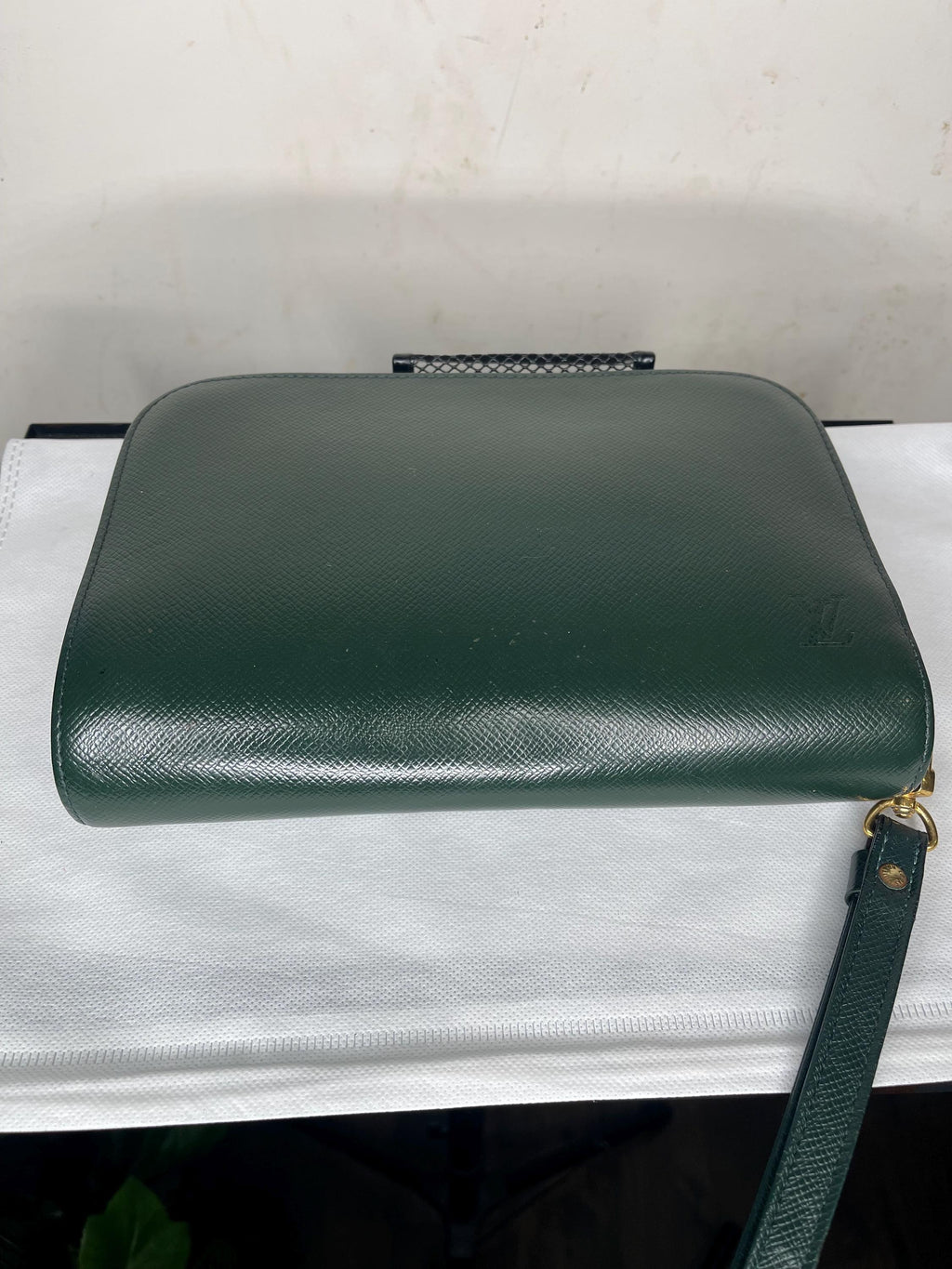 Authentic LOUIS VUITTON Taiga Baikal Leather Clutch Bag