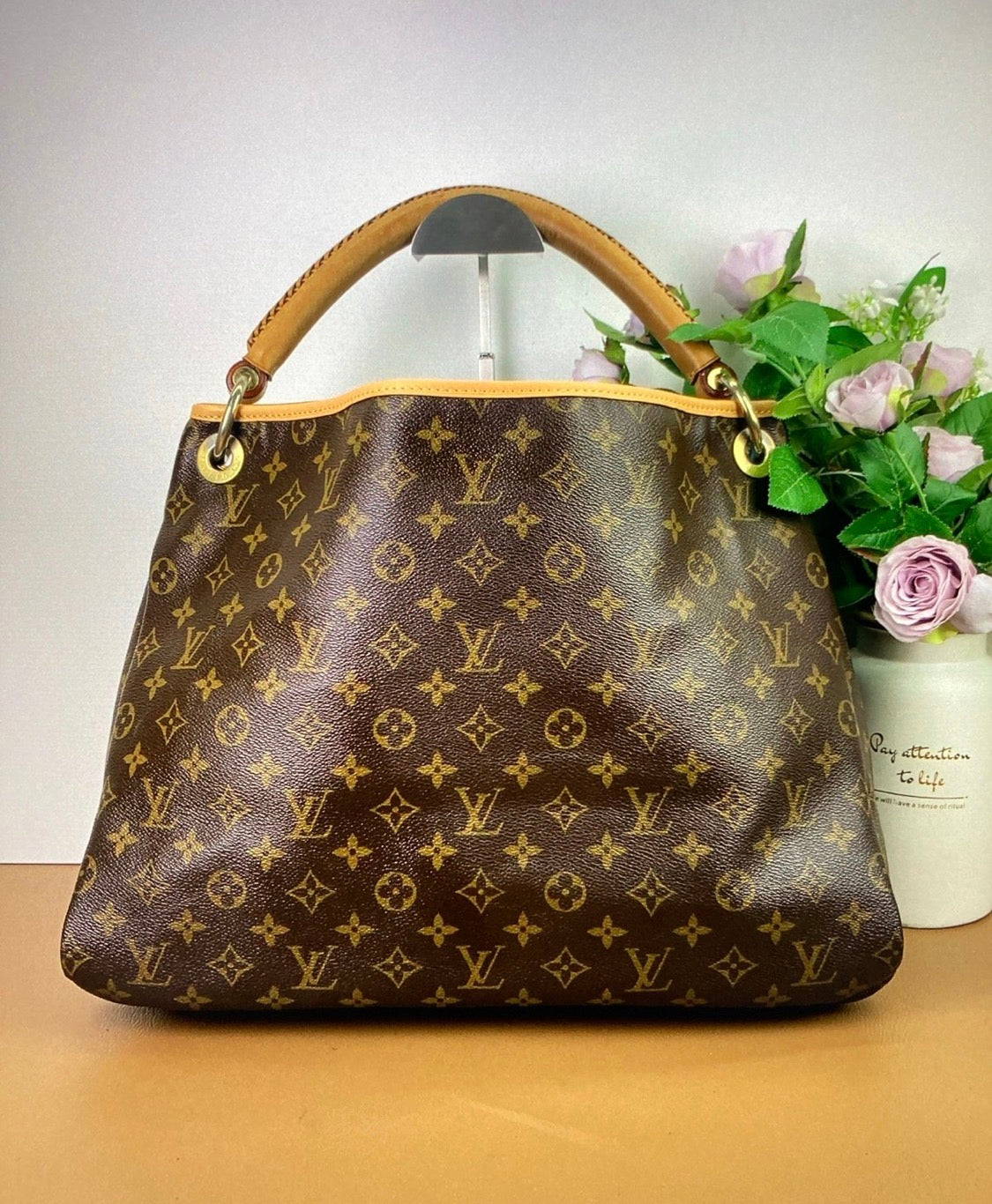 LOUIS VUITTON Artsy MM Hobo Bag