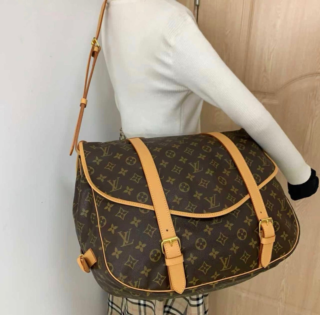 LOUIS VUITTON Saumur 43 Shoulder Bag