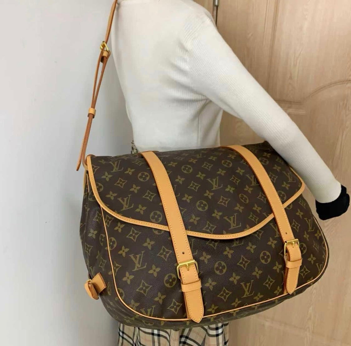 LOUIS VUITTON Saumur 43 Shoulder Bag