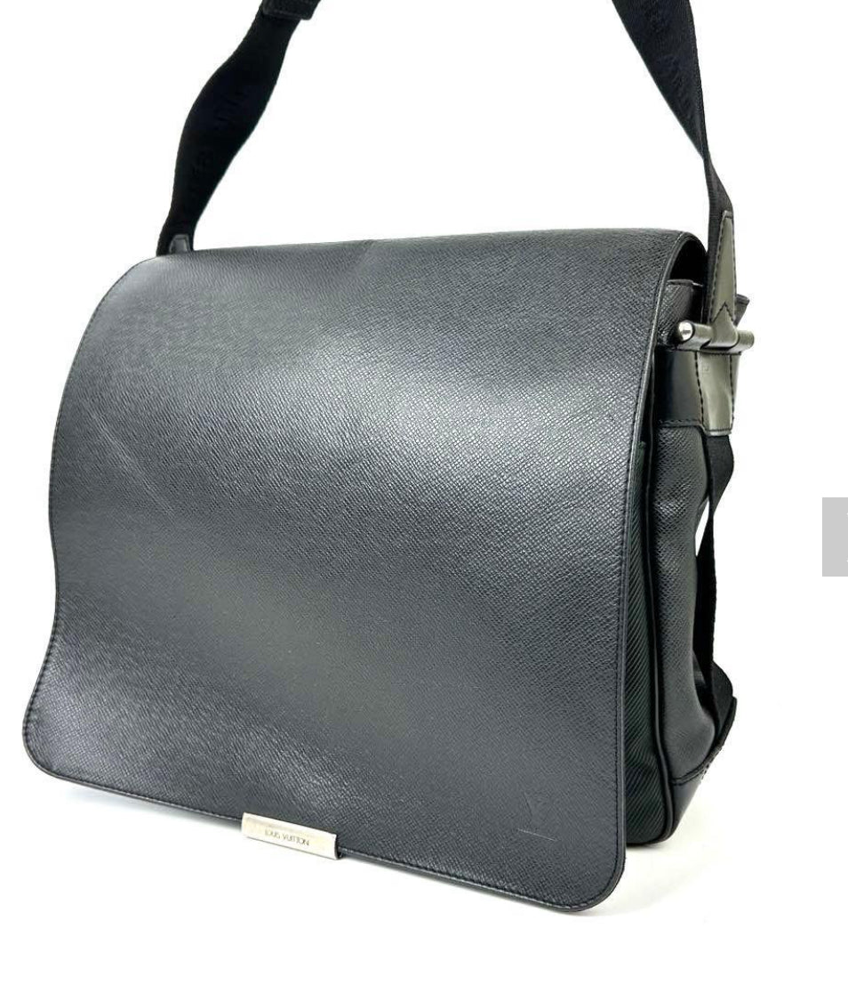 Louis Vuitton Taiga Viktor Messenger Bag