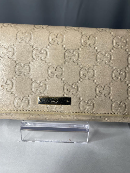Authentic  GG Gucci Guccissima cream  leather wallet. Option add a silver chain strap.