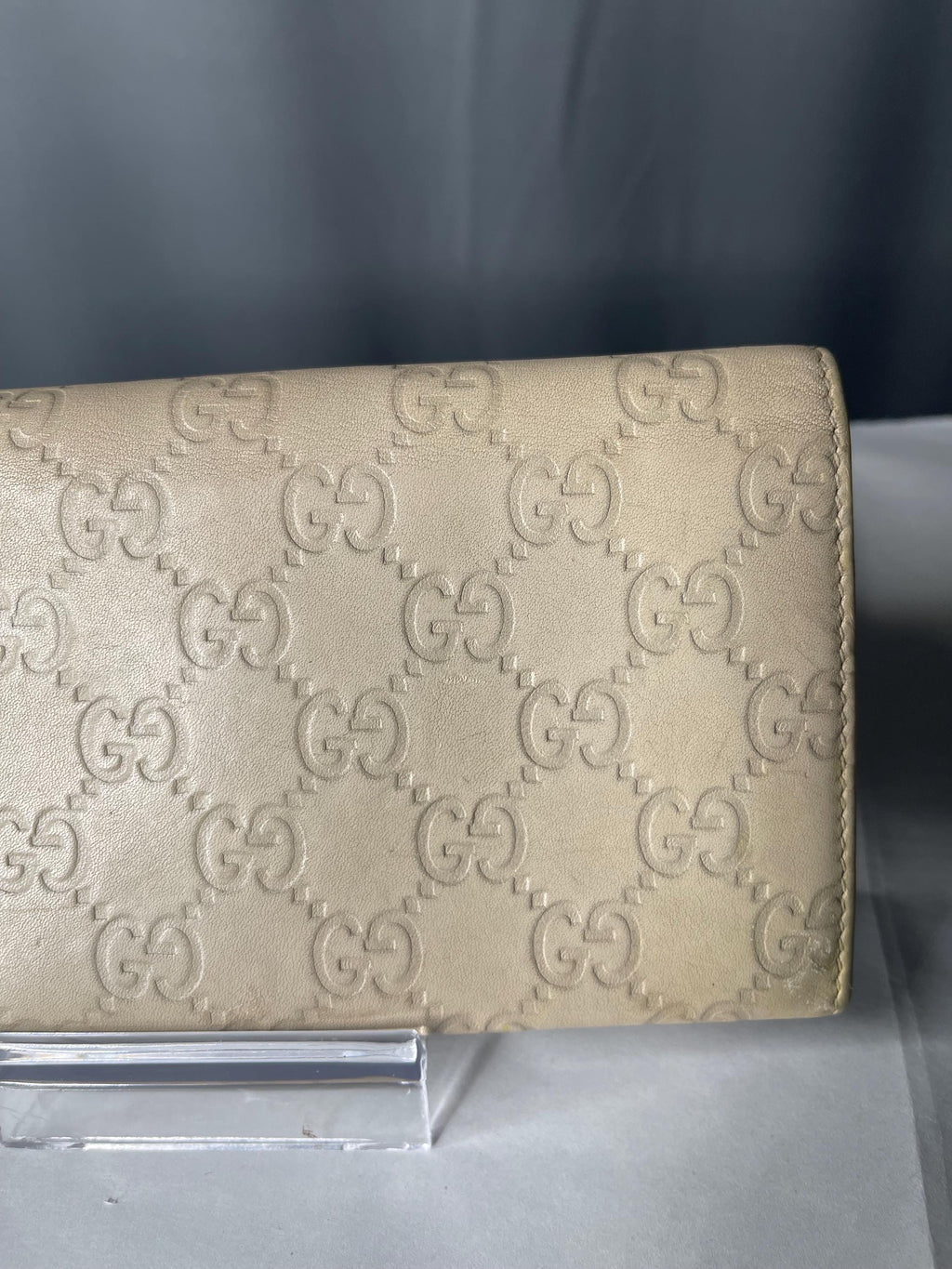 Authentic  GG Gucci Guccissima cream  leather wallet. Option add a silver chain strap.