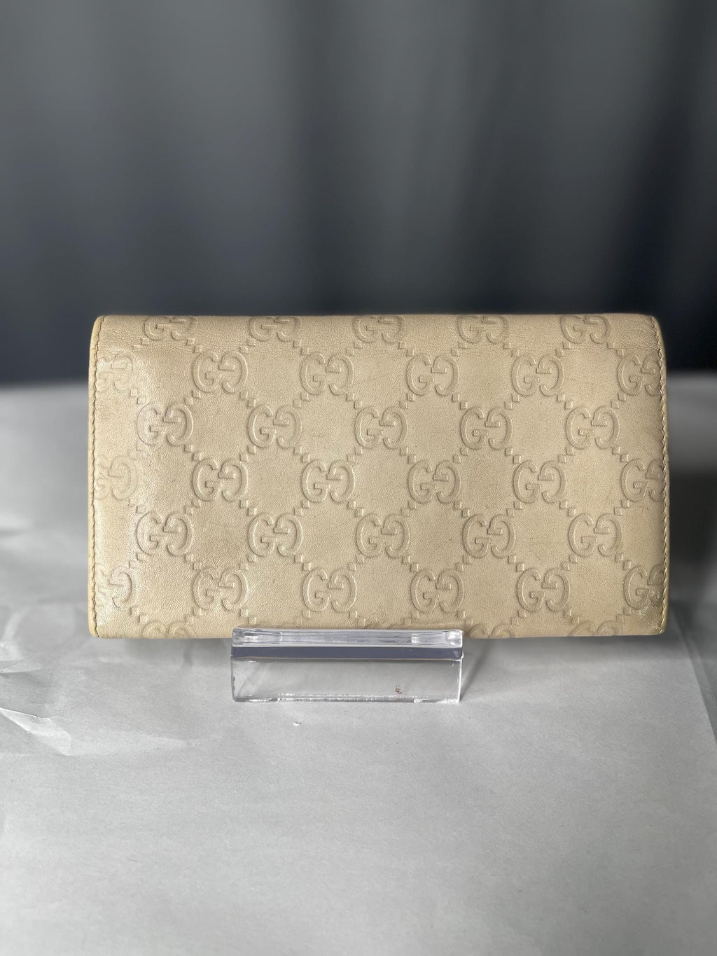 Authentic  GG Gucci Guccissima cream  leather wallet. Option add a silver chain strap.