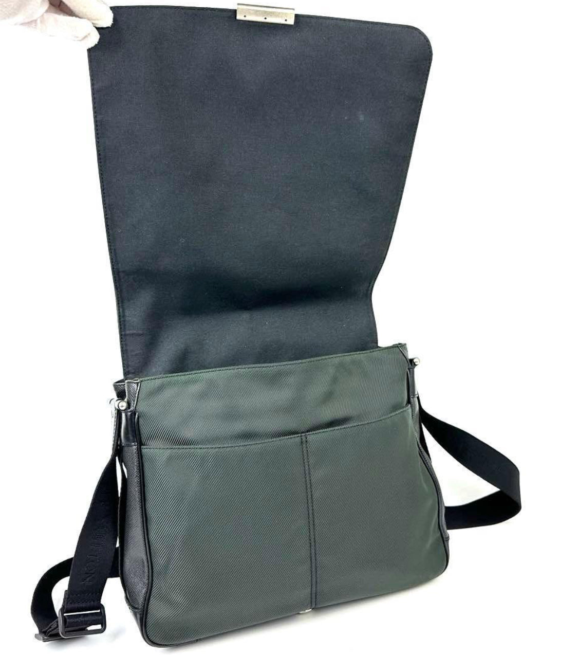 Louis Vuitton Taiga Viktor Messenger Bag