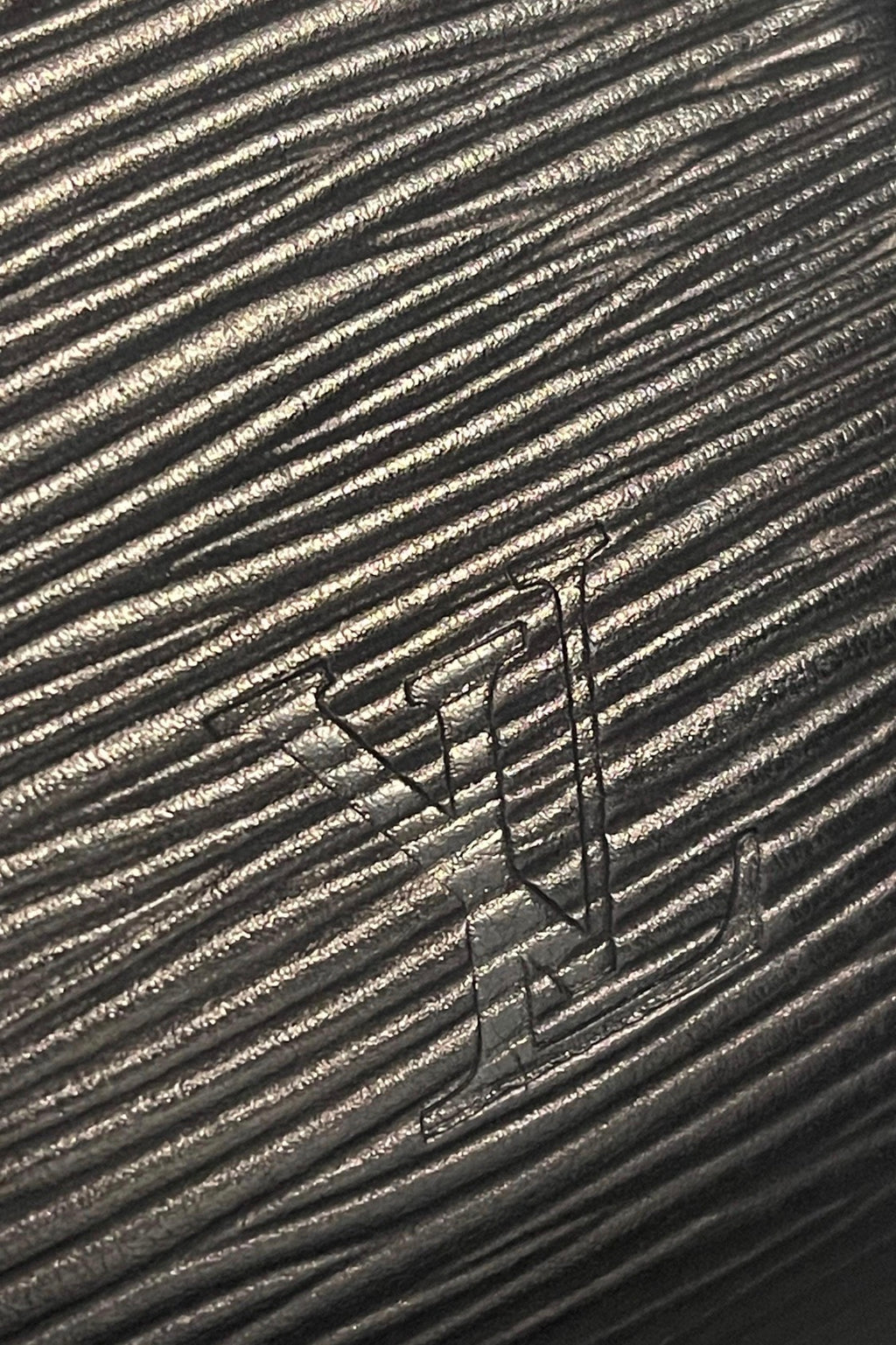 Authentic  LOUIS VUITTON Epi Zippy Wallet Black