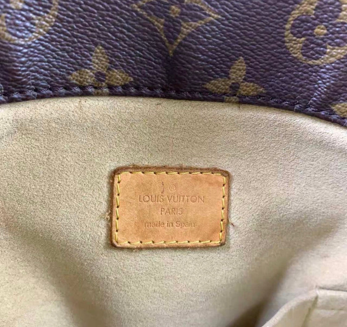 LOUIS VUITTON Artsy MM Hobo Bag