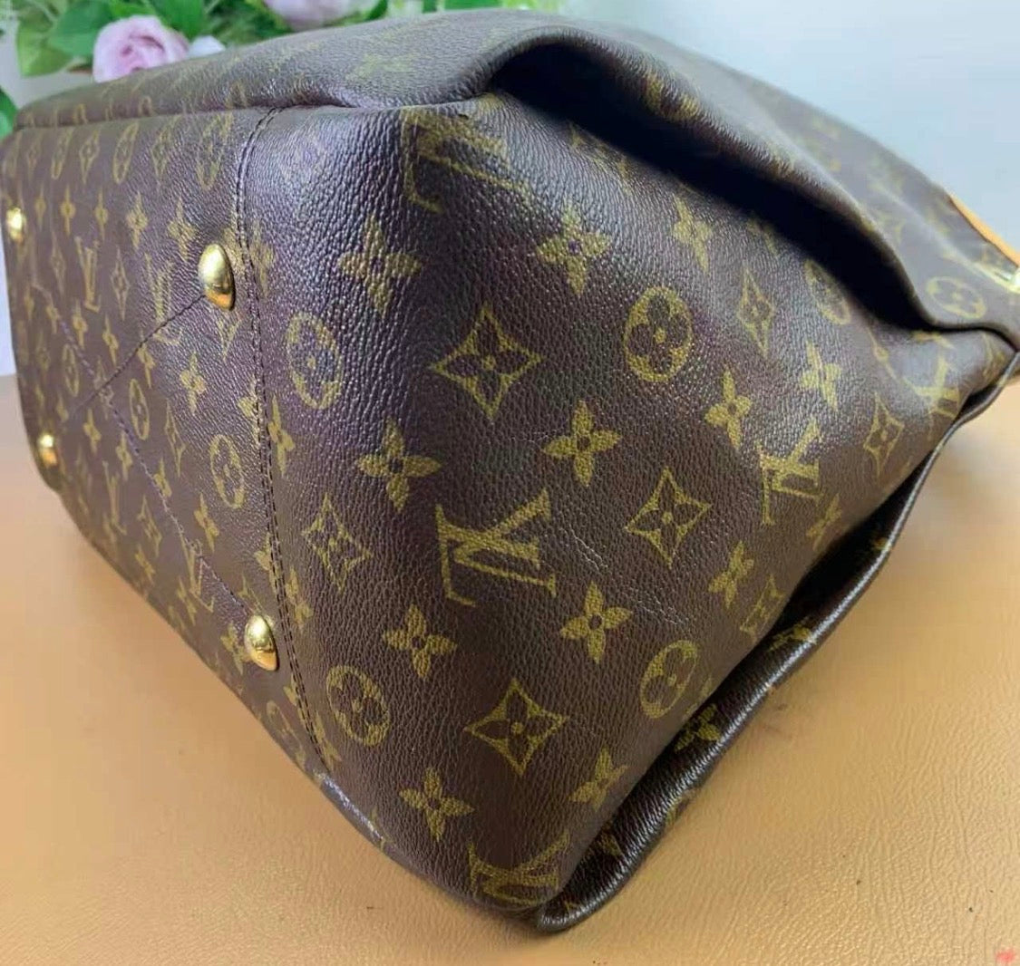 LOUIS VUITTON Artsy MM Hobo Bag
