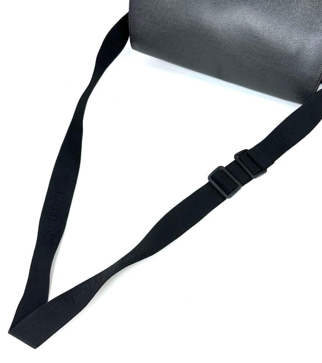 Louis Vuitton Taiga Viktor Messenger Bag