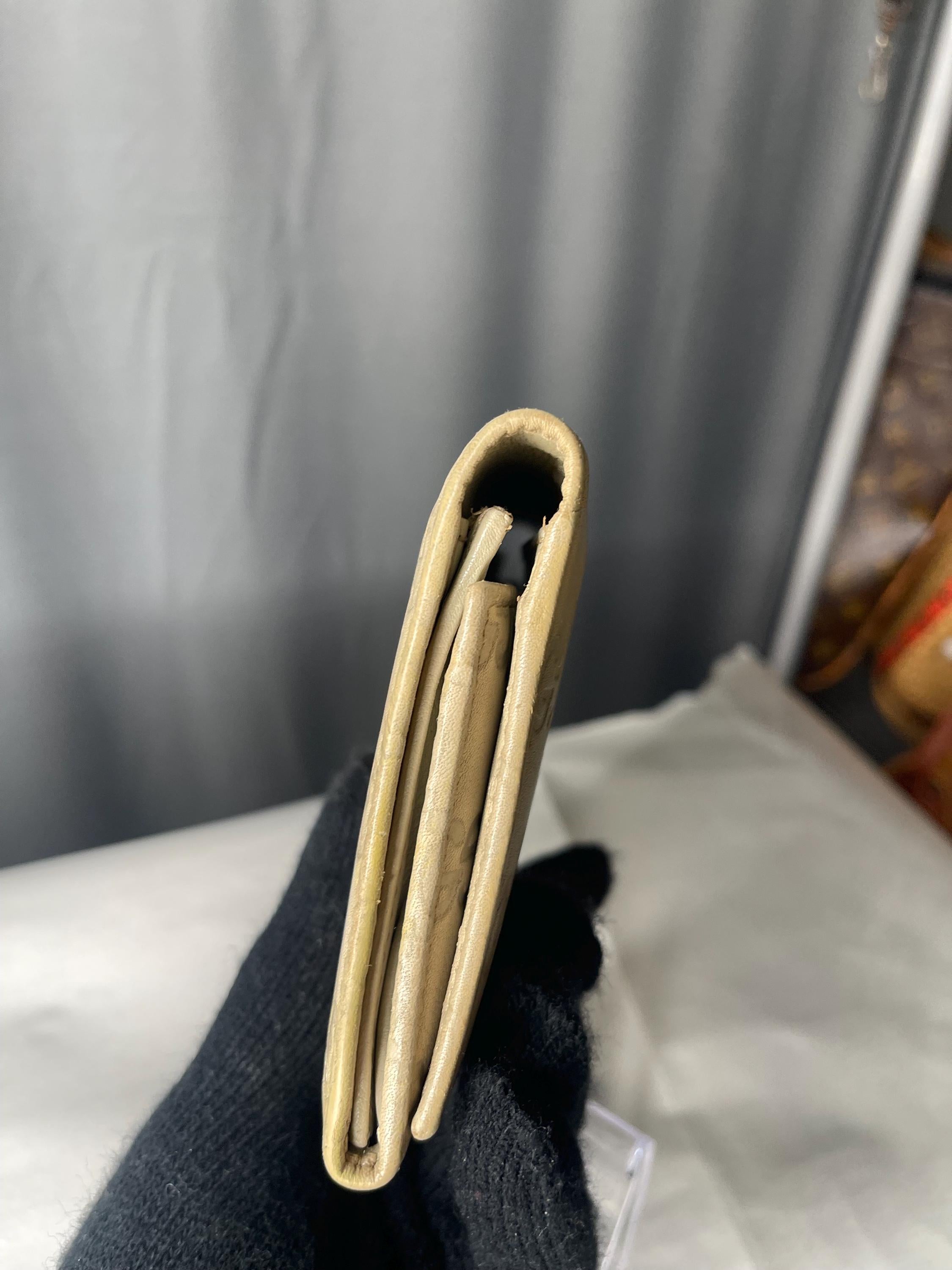 Authentic  GG Gucci Guccissima cream  leather wallet. Option add a silver chain strap.
