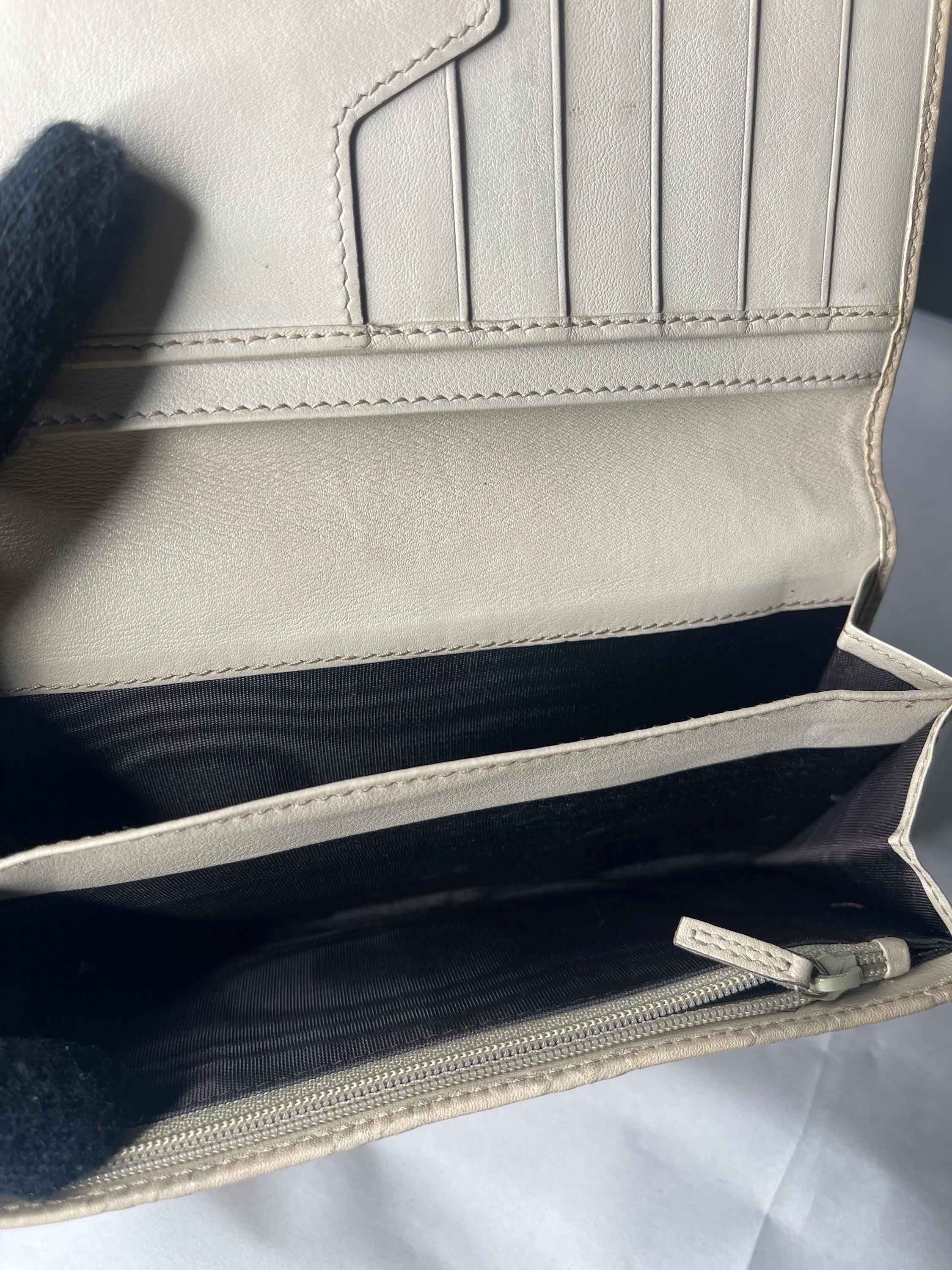Authentic  GG Gucci Guccissima cream  leather wallet. Option add a silver chain strap.
