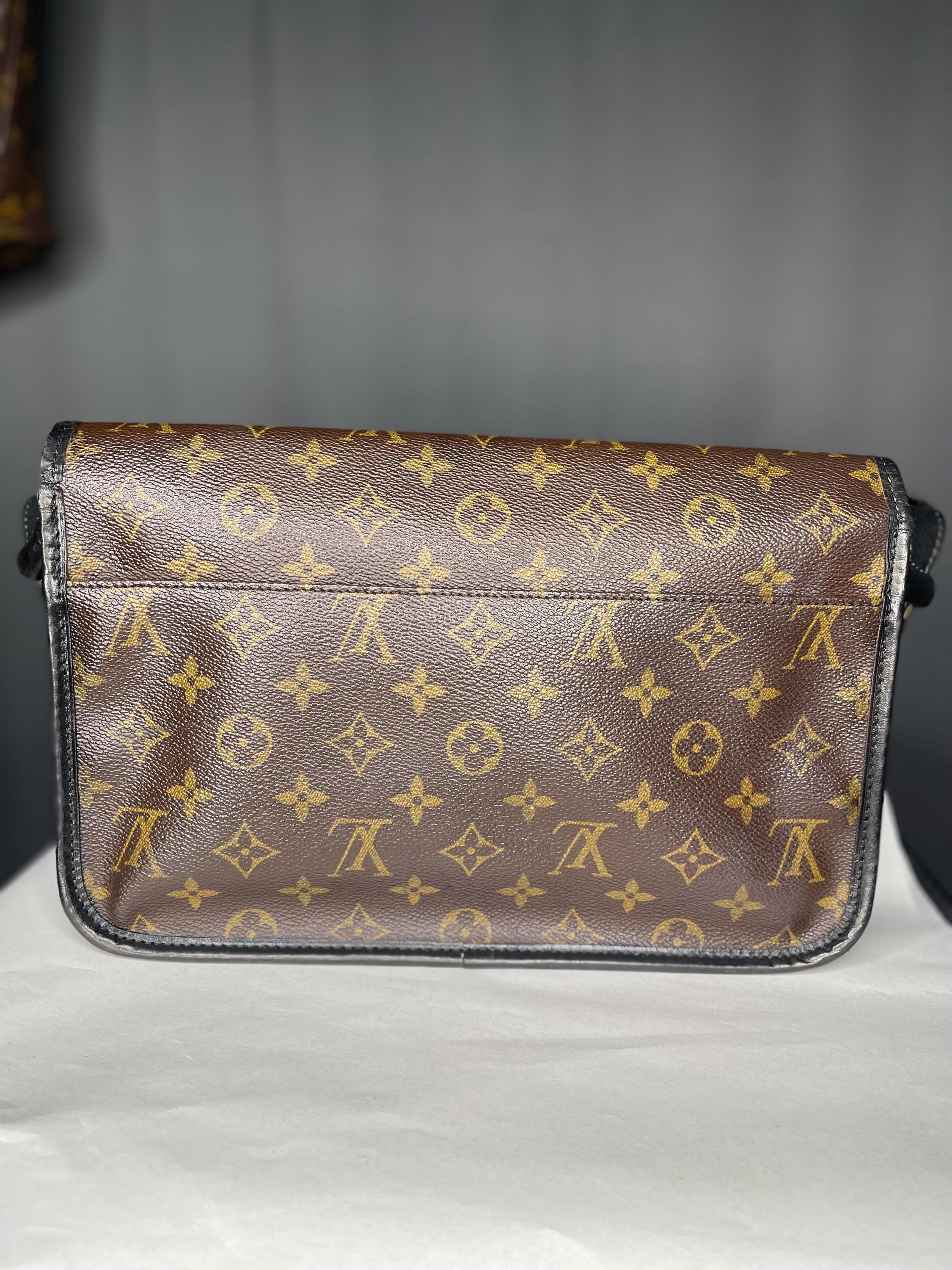 Authentic LOUIS VUITTON  Monogram Sac Gibeciere PM Vintage